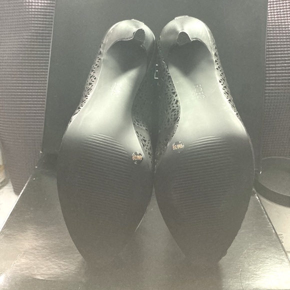 BCBG Padgett Heels Black/Bronze color - Picture 4 of 5